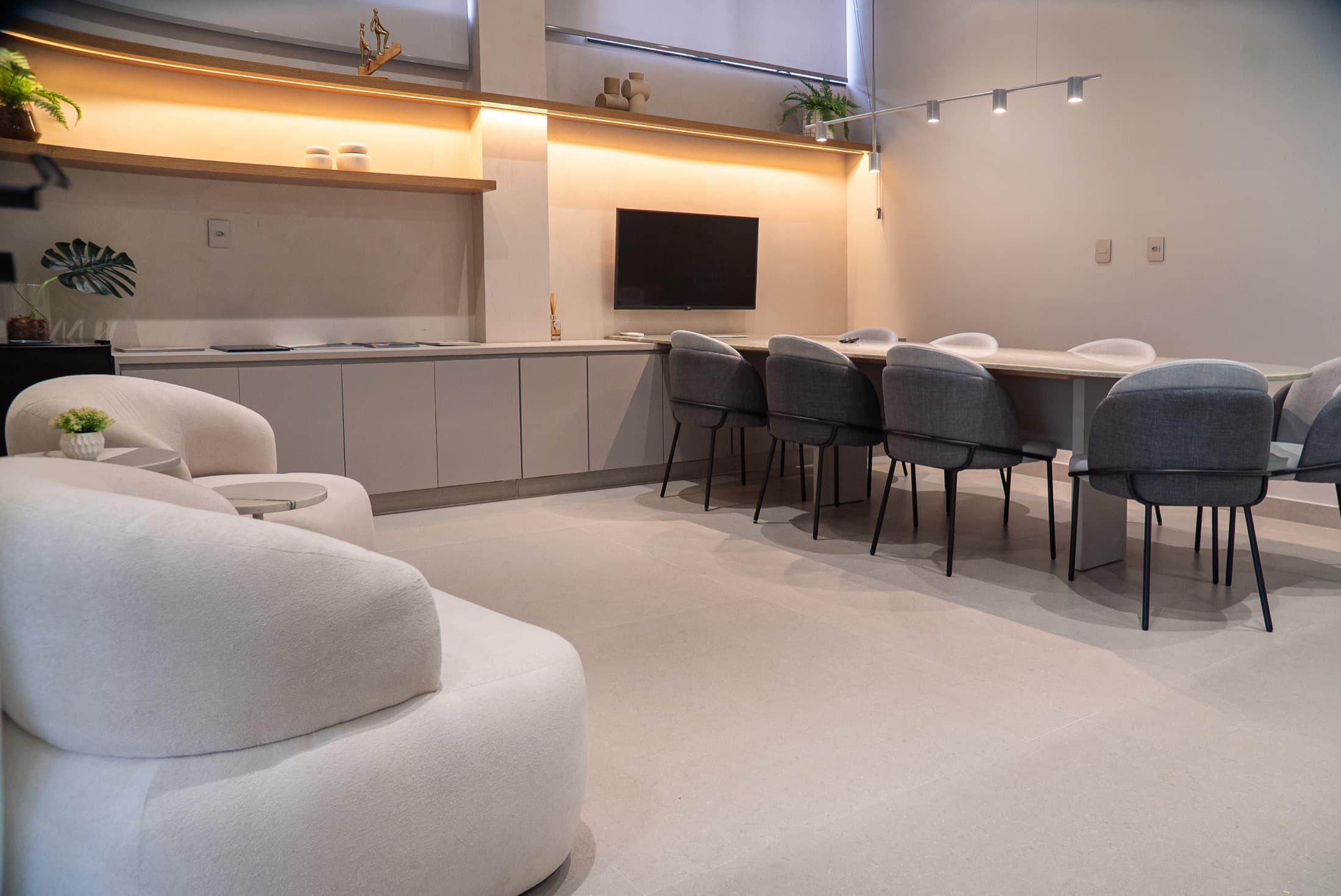 Marcenaria planejada: painel de armários baixos e prateleira flutuante com iluminação embutida - projeto Bild House