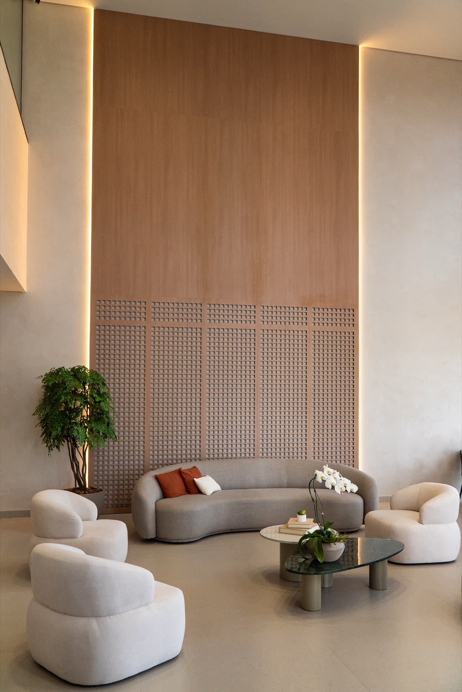 Painel de marcenaria ripada em madeira, do piso ao teto - projeto Bild House